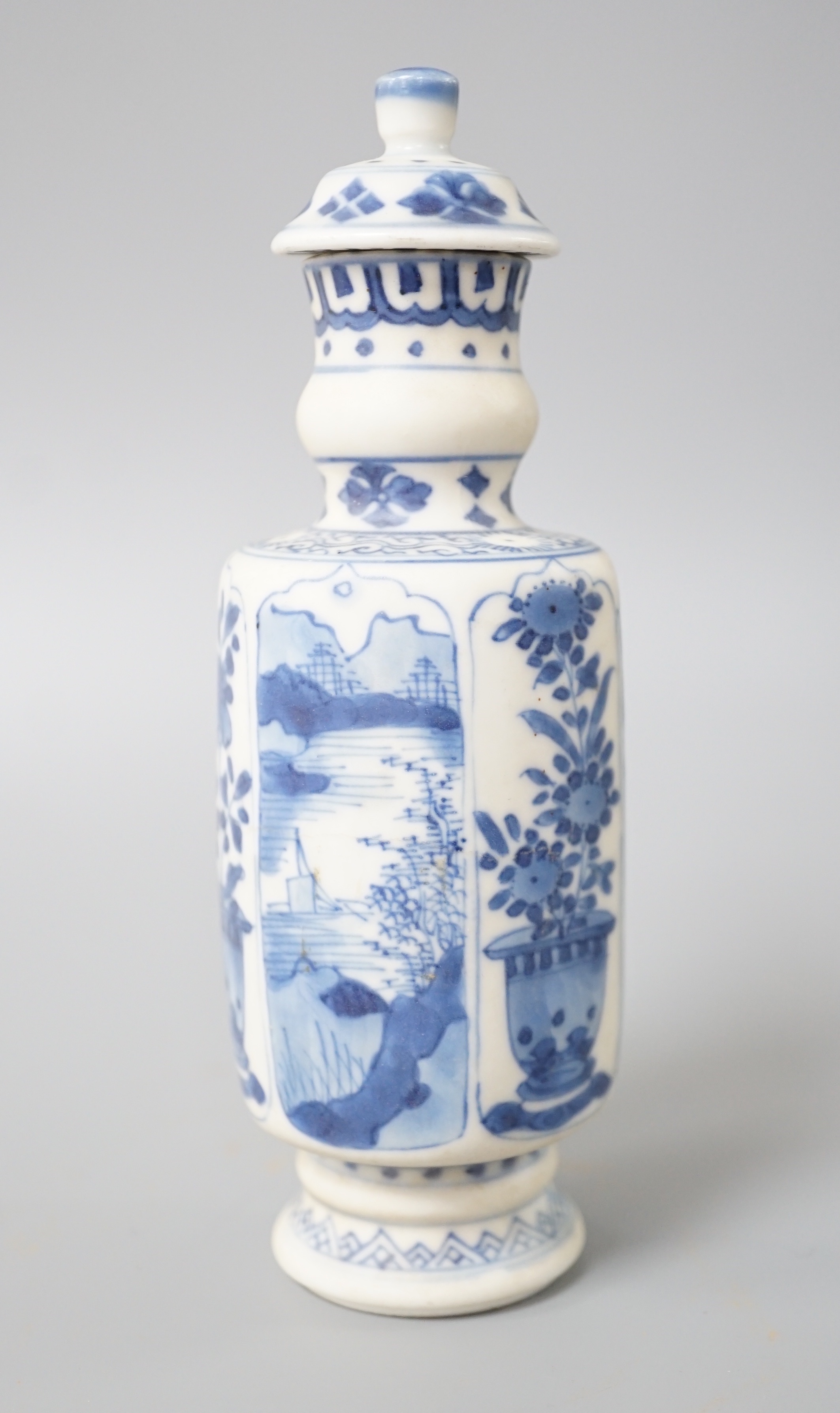 A small lidded Chinese blue and white Vung Tau cargo vase, Qing dynasty 15cm